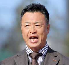 円陣であいさつする田口昌徳２軍バッテリーコーチ（カメラ・小林　泰斗）