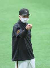 練習を見つめる阿部慎之助監督