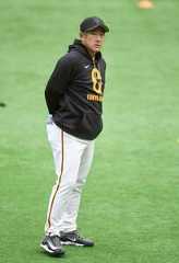 練習を見守る石井琢朗２軍監督（カメラ・宮崎　亮太）