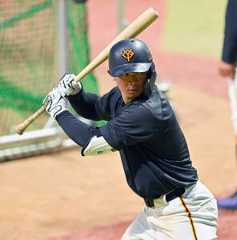 バットを短く持ってスイングの確認をする相沢白虎（カメラ・古川  剛伊）