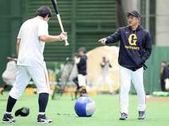 増田陸（左）に打撃指導する石井２軍監督（カメラ・宮崎　亮太）