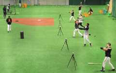 メトロノームに合わせて２０分、約４００スイングする選手らと石井琢朗２軍監督（右）（カメラ・越川　亙）