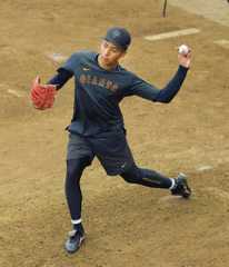 ブルペンで投げ込む吉村