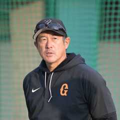 練習を見守る石井琢朗二軍監督（カメラ・竹松　明季）