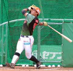 フリー打撃する知念大成(カメラ・岡野　将大）