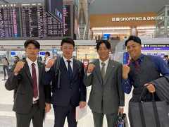 成田空港から出発した巨人の（左から）坂本達也、相沢白虎、宇都宮葵星、吉村優聖歩（球団提供）