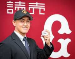 会見を終え、ポーズを決める育成ドラフト１位・冨重英二郎（カメラ・小林　泰斗）