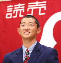 仮契約を終えて、会見を行う巨人育成３位の豊橋中央・松井蓮太朗