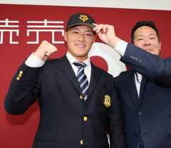 仮契約を終え明るい表情を見せる巨人の育成２位・林（右は大場豊千スカウト＝カメラ・頓所　美代子）