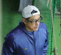 指導する石井琢朗２軍監督（カメラ・岡野　将大）