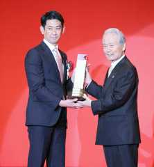 ２軍の優勝チーム表彰で榊原コミッショナーから表彰される巨人・会田有志３軍監督（カメラ・池内　雅彦）