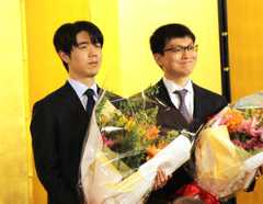 王将戦第3局に向け、意気込みを語った藤井聡太王将(左)、永瀬拓矢九段