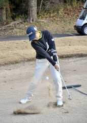 砂をすくい取って最後まで振り抜くと、きれいなエクスプロージョンショットでバンカーを脱出できる