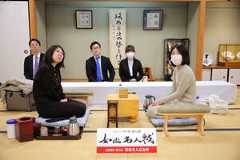 対局場検分を行った西山朋佳女流二冠(左)福間香奈女流名人