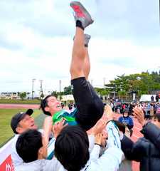宮古島大学駅伝で初優勝した青学大。アンカーの前川竜之将を微妙な胴上げをして喜び合った(カメラ・竹内 達朗)