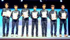 宮古島大学駅伝で新設の「サンリオスマイル賞」を受賞した東洋大はハローキティのぬいぐるみをプレゼントされた(カメラ・竹内 達朗)