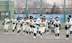 ２２得点で４回コールドの快勝発進を飾った兵庫大久保ナイン