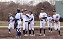 兵庫神戸は先発・奥谷（左から３人目）が完封し、ナインとハイタッチ