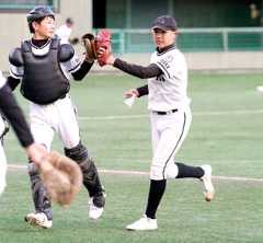 完封勝利を挙げ、捕手の藤田主将とグラブタッチを交わすエース・伊藤