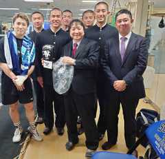 井上尚弥（前列左）と大橋秀行会長（同中央）と写真に納まる横浜高野球部の選手たち（大橋ジム提供）