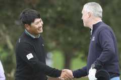 初日からの首位を守った久常涼(左、ロイター)