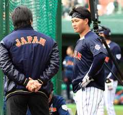 松井秀喜氏（左）と話す森下翔太（カメラ・安藤　篤志）