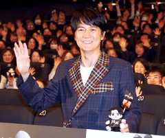 ライブフィルムの舞台あいさつを行った福山雅治
