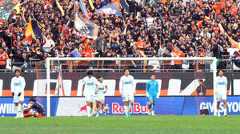 後半終了間際に3点目を決められ、ぼう然とするJ2札幌の選手たち(カメラ・甲斐 毅彦)