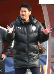 指示を送る吉田孝行監督(右)(カメラ・里見 祐司)