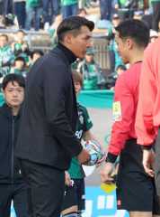 レフェリーに抗議してイエローカードをもらう藤枝の槙野智章監督