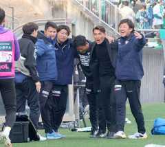 公式戦初勝利後にスタッフ、選手らと円陣を組み喜び合った藤枝の槙野監督