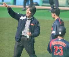 中山礼都(右奥)を始動する松井秀喜氏(左)(カメラ・岩田 大補)