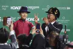 フォーエバーヤングで連覇を達成し、矢作芳人調教師(右)の帽子をかぶる坂井瑠星騎手