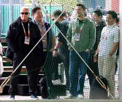 侍ジャパンの宮崎合宿を視察に訪れ、投球を見つめるドジャース幹部ら(カメラ・竹内 夏紀)