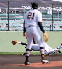 1回無死一塁、菊池の三ゴロ。好守を見せる石塚裕惺(カメラ・小林 泰斗)