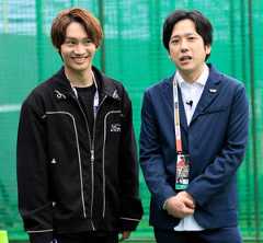 侍ジャパン合宿を訪れた二宮和也(右)と藤原丈一郎(カメラ・安藤 篤志)