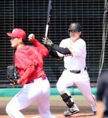 1回1死一塁、右前安打を放つ泉口友汰(カメラ・池内 雅彦)