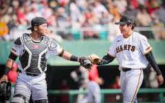 2回無失点と結果を出した竹丸和幸(右)と山瀬慎之助のバッテリー(カメラ・小林 泰斗)