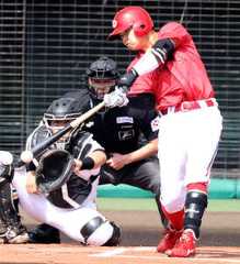 1回無死、中前安打を放つ平川蓮(捕手・山瀬慎之助=カメラ・池内 雅彦)