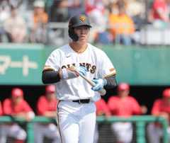 1回1死、四球を選ぶ皆川岳飛(カメラ・小林 泰斗)