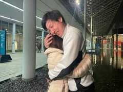 男子500メートル6位入賞の新濱立也と抱き合い涙する吉田夕梨花(カメラ・富張萌黄)