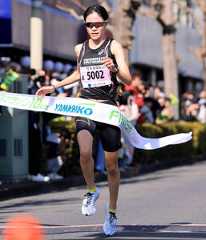 女子1位でゴールの橋本奈津(カメラ・軍司 敦史)