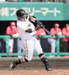 5回無死、左線二塁打を放つ山瀬慎之助(カメラ・小林 泰斗)