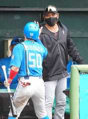 五十幡（手前）をハイタッチで迎える新庄監督（カメラ・岡野　将大）