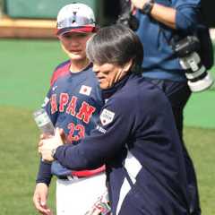 フリー打撃を終えた森下（左）を指導する松井氏（カメラ・岩田　大補）