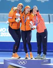 銅メダルを獲得し、メダルセレモニーでセルフィーを撮る高木美帆（左からリーダム、コク＝カメラ・宮崎　亮太）