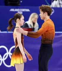 演技後、森口澄士（右）に励まされる長岡柚奈（カメラ・宮崎　亮太）