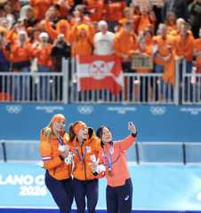 銅メダルを獲得し、メダルセレモニーでセルフィーを撮る高木美帆（左からリーダム、コク＝カメラ・宮崎　亮太）