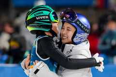 ジャンプを終えた伊藤有希に抱きつく高梨沙羅（ＡＰ）