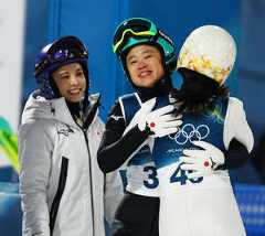 高梨沙羅（左）、丸山希（右）と健闘をたたえ合う伊藤有希（ロイター）